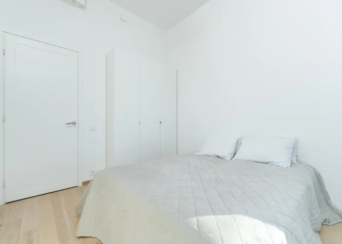 Brand New 2bdroom Free Parking Apartment *