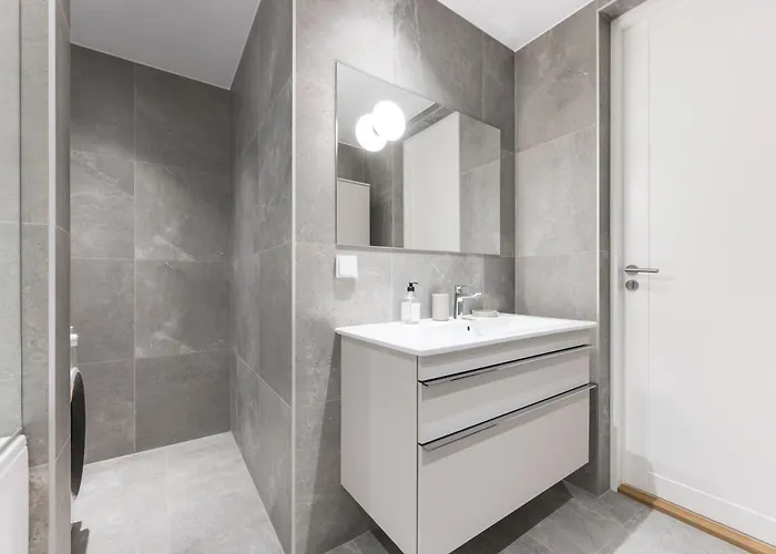 Brand New 2bdroom Free Parking Apartment *