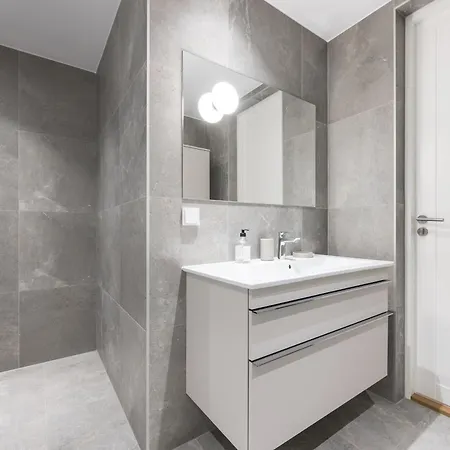 Brand New 2bdroom Free Parking Appartement *